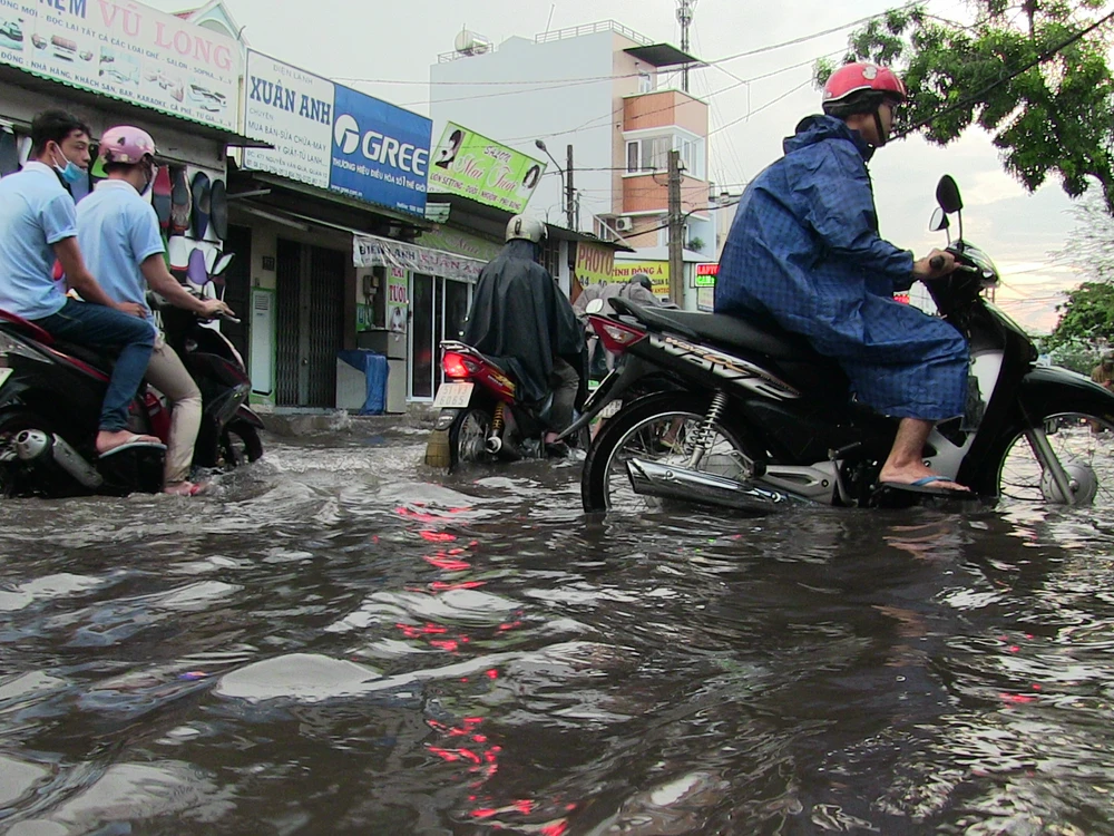 TP.HCM: Người dân mệt mỏi vì mưa lớn đường ngập, kẹt xe ảnh 4