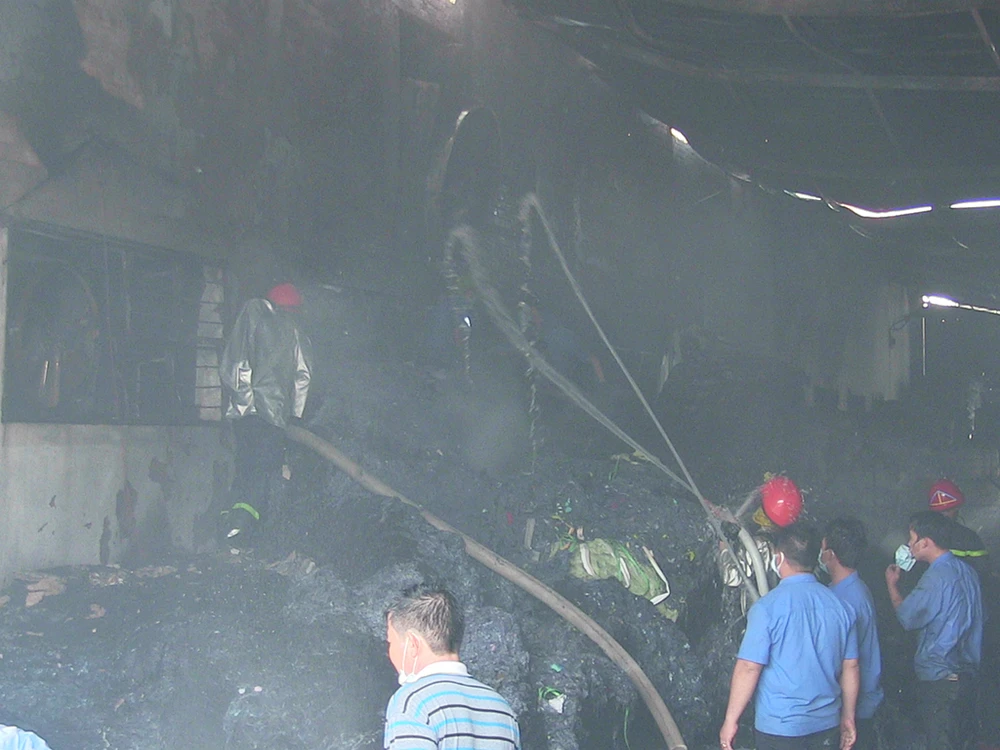 Cháy KCN ở quận 12, hàng trăm công nhân tháo chạy ảnh 1