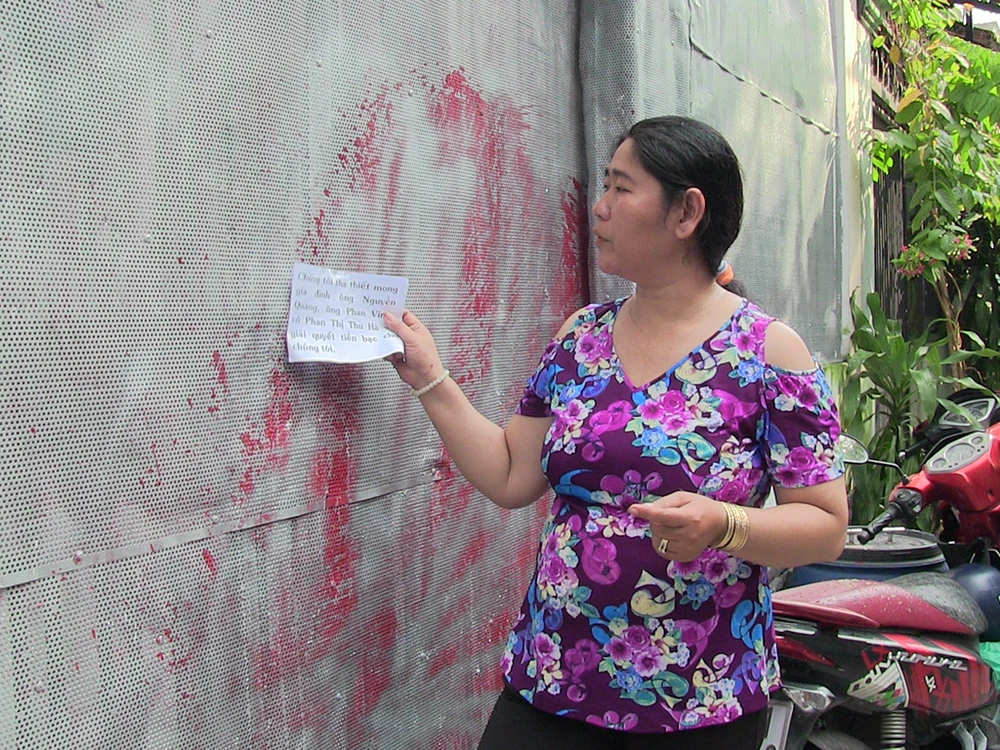 Một gia đình ở Thủ Đức liên tục bị tạt sơn khủng bố ảnh 1 Một gia đình ở Thủ Đức liên tục bị tạt sơn khủng bố ảnh 1