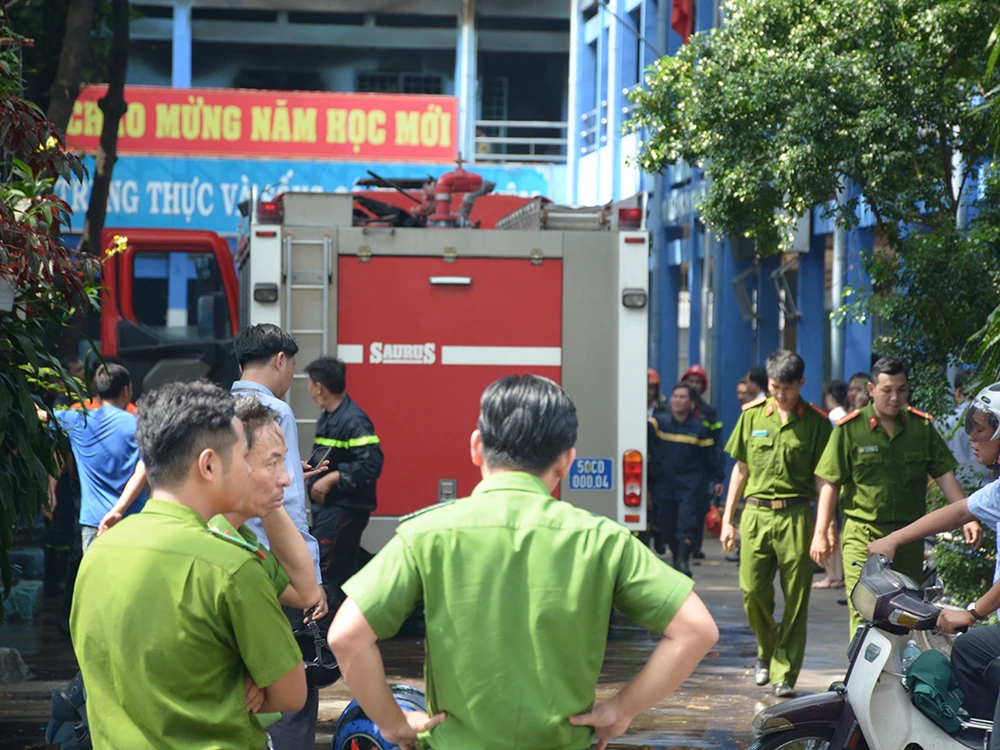 Cháy khu nội trú, hàng trăm học sinh tháo chạy ảnh 1