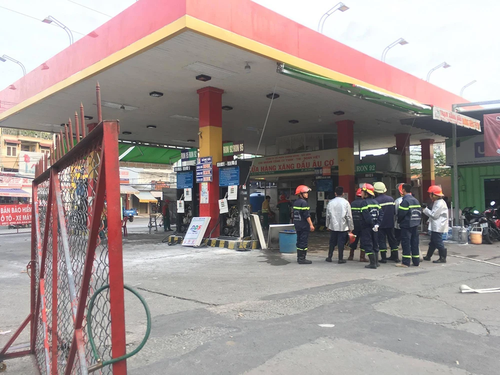 Cửa hàng xăng dầu bốc cháy, dân hốt hoảng tháo chạy ảnh 2