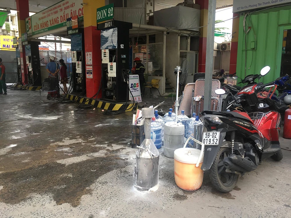 Cửa hàng xăng dầu bốc cháy, dân hốt hoảng tháo chạy ảnh 1