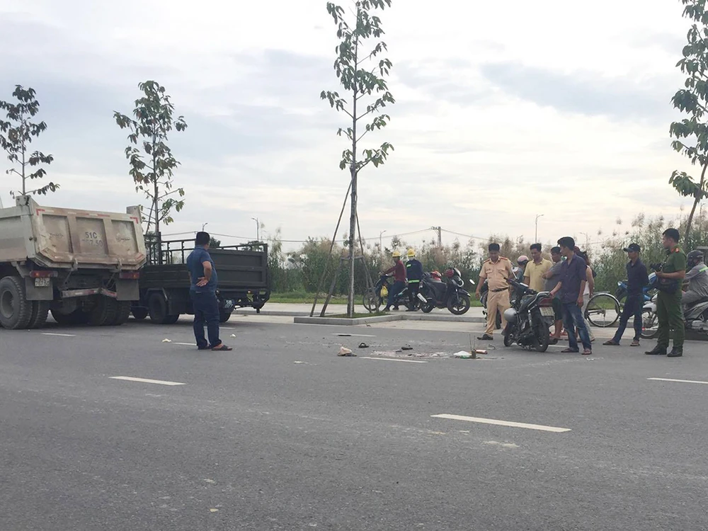 Nam thanh niên điều khiển xe máy va chạm với đuôi xe tải đang lưu thông cùng chiều, tử vong tại chỗ. 