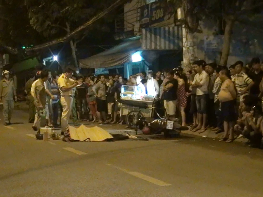 Cô gái trẻ mới ra trường va chạm xe đẩy và bị xe tải cán tử vong