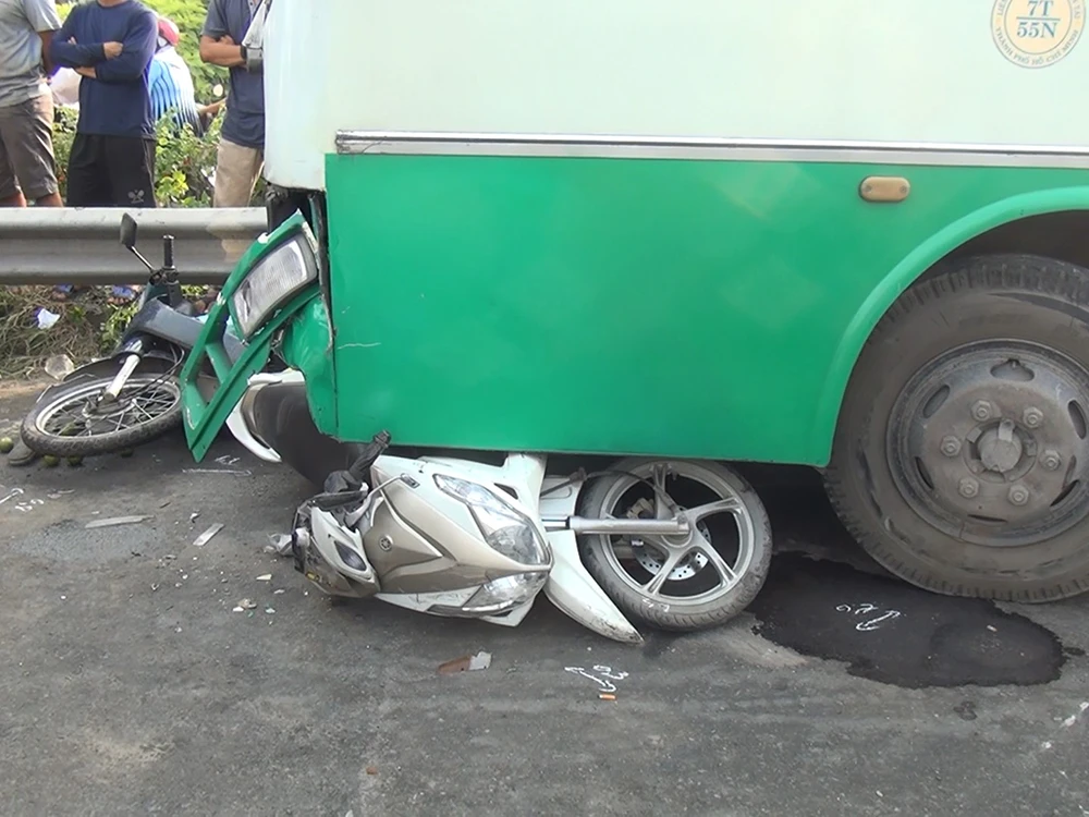 Xe buýt mất thắng cuốn nhiều xe máy ở dốc cầu Bình Điền ảnh 1