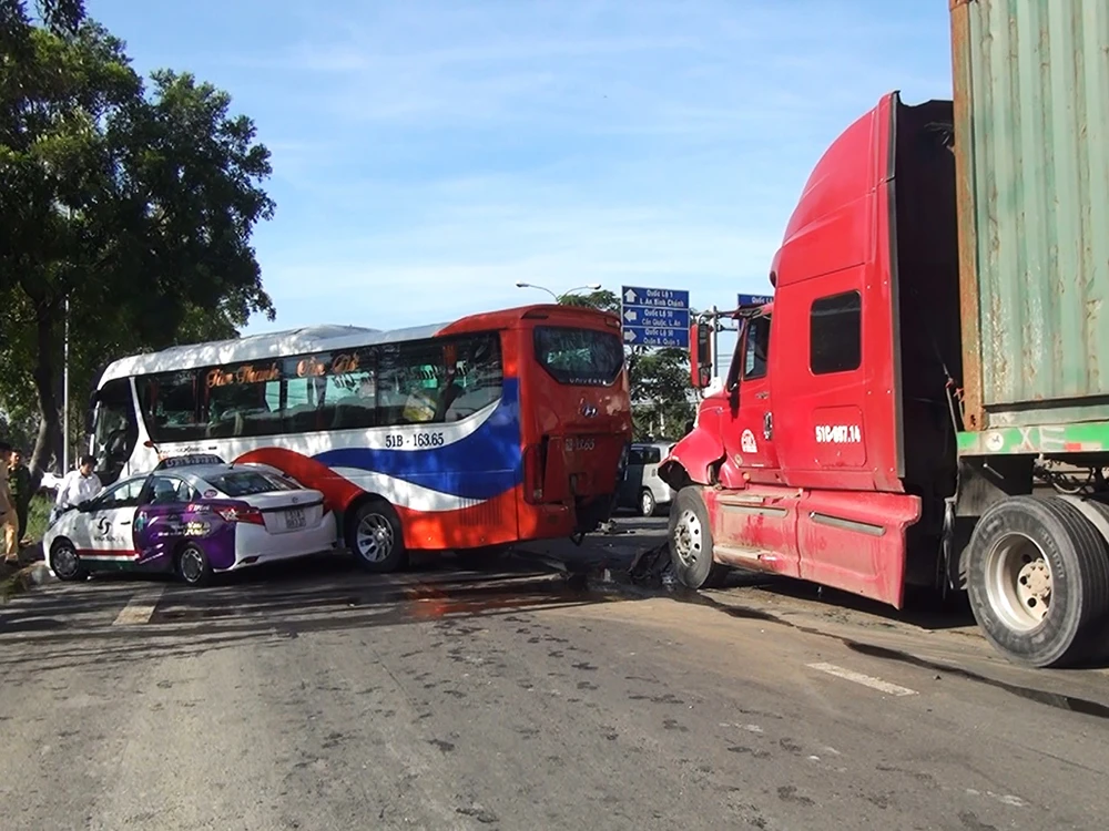 Chiếc container tông thẳng vào đuôi xe khách rồi đâm va liên tiếp vào các phương tiện đang dừng đèn đỏ. 
