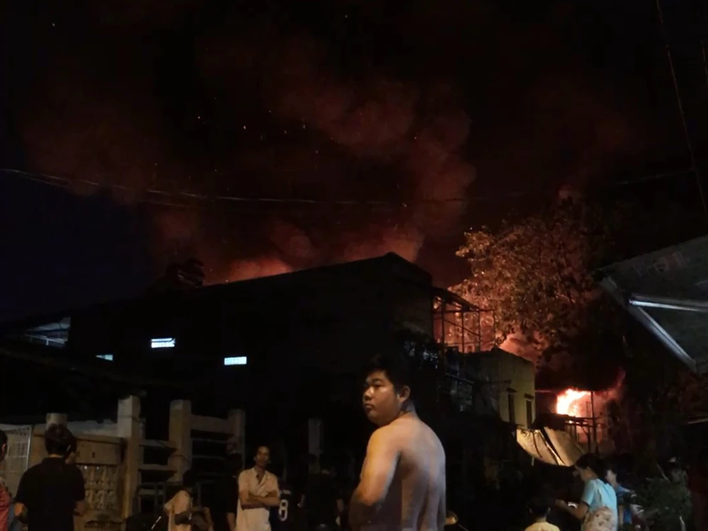 Cháy hàng loạt căn nhà ven kênh ở quận 8 ngày cuối năm ảnh 2