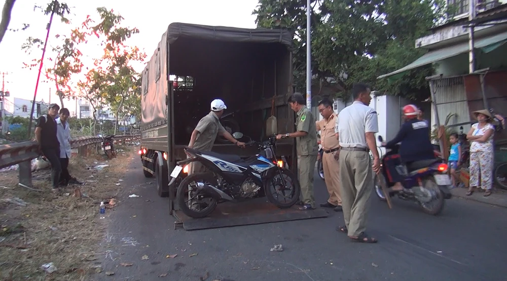 Nam thanh niên tử vong với vết cắt sâu ở cổ cạnh xe máy