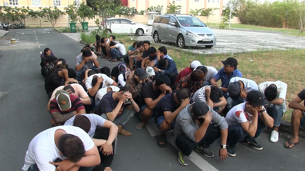 Quận 7: Gần 50 nam nữ phê ma túy trong quán bar ảnh 1