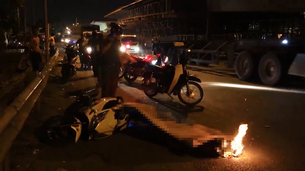 Lực lượng chức năng sau đó có mặt khám nghiệm hiện trường, trích xuất hình ảnh các camera an ninh khu vực để truy tìm chiếc xe tải gây tai nạn bỏ chạy