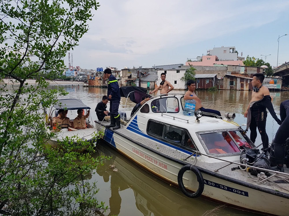 Bé trai 8 tuổi mất tích khi theo bạn tắm kênh Đôi ảnh 1