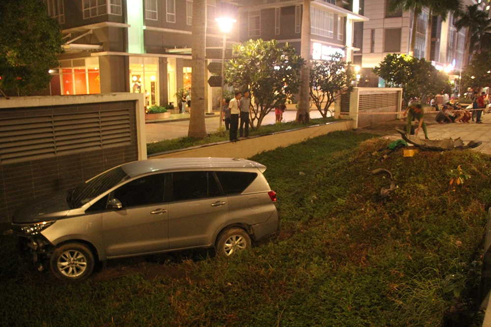 Sau cú tông liên hoàn, chiếc ô tô lao xuống hào sâu, hư hỏng nặng. 