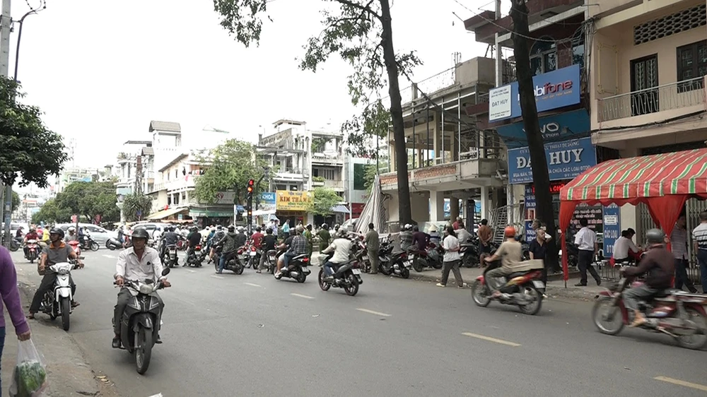 Công trình đang sửa chữa ở góc đường Hàn Hải Nguyên - Minh Phụng bất ngờ đổ sập đè trúng 2 công nhân. 