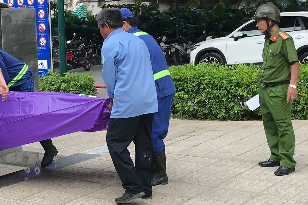 Thi thể nam thanh niên trôi trên sông Sài Gòn được đưa về nhà xác để phục vụ công tác điều tra.