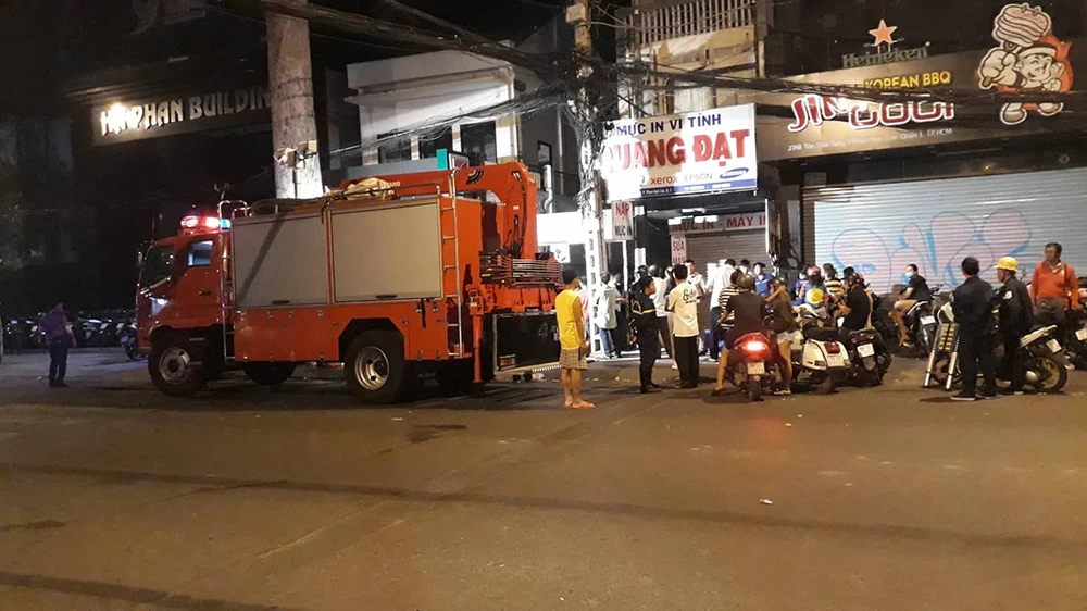 Vụsập giàn giáo quận 1 khiến người dân gặp một phen hoảng hốt. 