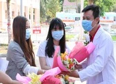 Bệnh nhân khỏi bệnh tặng hoa cho bác sĩ điều trị COVID-19