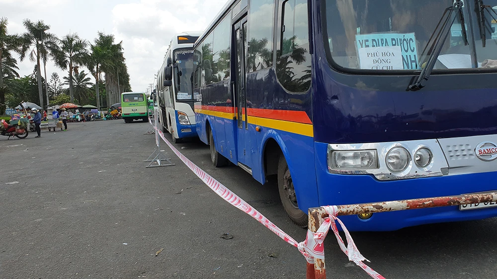 xe-dua-ruoc/xe-dua-ruoc-cong-nhan-xep-hang-o-quoc-lo-1a_eldw