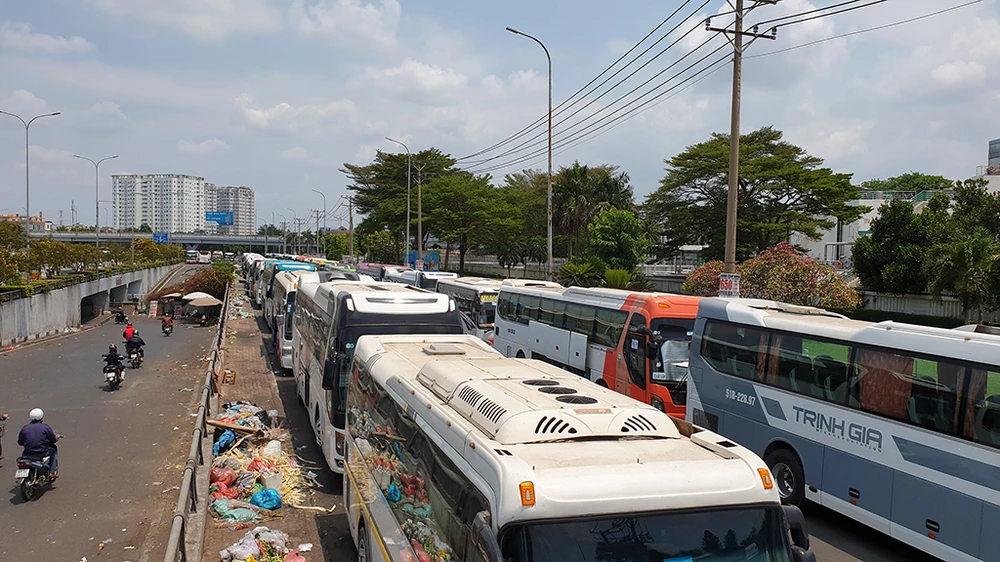 xe-dua-ruoc/xe-khach-tang-cuong-dua-ruoc-cong-nha-o-binh-tan-dich-covid-19_xubw