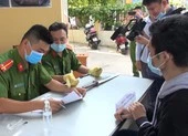 Người dân Bình Thạnh đem súng ngắn, đạn... nộp cho công an