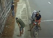 Bắt nhóm leo rào trộm giữa ban ngày ở Nha Trang