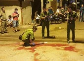Bị đánh hội đồng, thanh niên gục chết với vật nhọn ở bụng