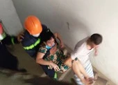 Cứu 4 người mắc kẹt trong đám cháy chung cư