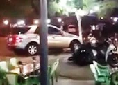 Xe Mercedes chạy nhiều vòng giữa giao lộ rồi lao vào quán nhậu