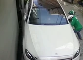 Thanh niên mặc áo GrabBike bẻ gương ô tô