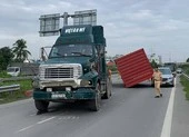 Thùng container rơi trúng ô tô trên đường dẫn cao tốc