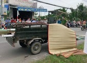 Củ Chi: Va chạm xe ba bánh chở tôn cửa cuốn, bé gái tử vong