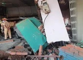 Xe 'điên' tông sập nhà, húc văng 1 người dân