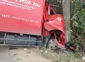 Xe chuyển phát nhanh húc gãy trụ điện ở Củ Chi