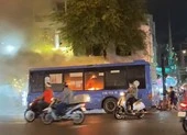 Xe buýt bốc cháy, tài xế nhanh tay mở cửa cứu hành khách 