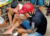 Hóc Môn: Dân vây bắt 2 thanh niên giật dây chuyền 