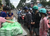 Tặng suất cơm nóng, ổ bánh mì… đầy nghĩa tình trong tâm dịch