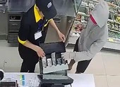 Nhân viên cửa hàng tiện lợi bị kẻ cướp dùng vật giống súng đánh vào đầu