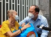 Phó Bí thư TP.HCM thăm, tặng quà người dân khó khăn ở ‘vùng xanh’
