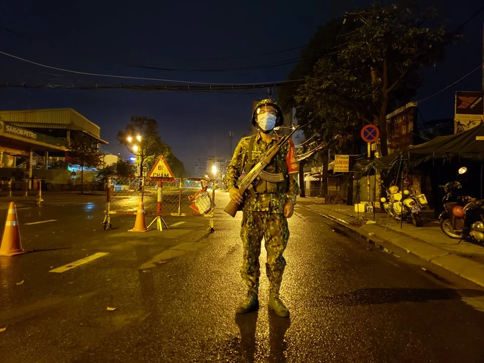 Lực lượng quân đội cùng tham gia túc trực các chốt kiểm soát dịch ảnh 10 Lực lượng quân đội cùng tham gia túc trực các chốt kiểm soát dịch ảnh 10