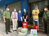 Hàng chục người nước ngoài khó khăn được công an tặng quà