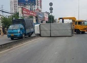 Xe tải lật, quốc lộ 1 qua quận 12 ùn ứ 