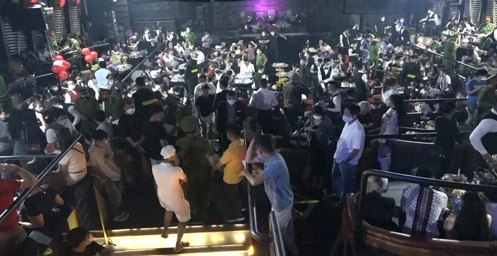 Công an ập vào quán bar Ferso ở quận 3 phát hiện gần 100 người dương tính ma túy. Ảnh: CA Công an ập vào quán bar Ferso ở quận 3 phát hiện gần 100 người dương tính ma túy. Ảnh: CA