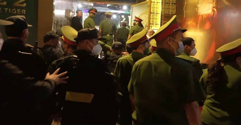 Lực lượng công an ập vào quán bar. Ảnh: CA Lực lượng công an ập vào quán bar. Ảnh: CA