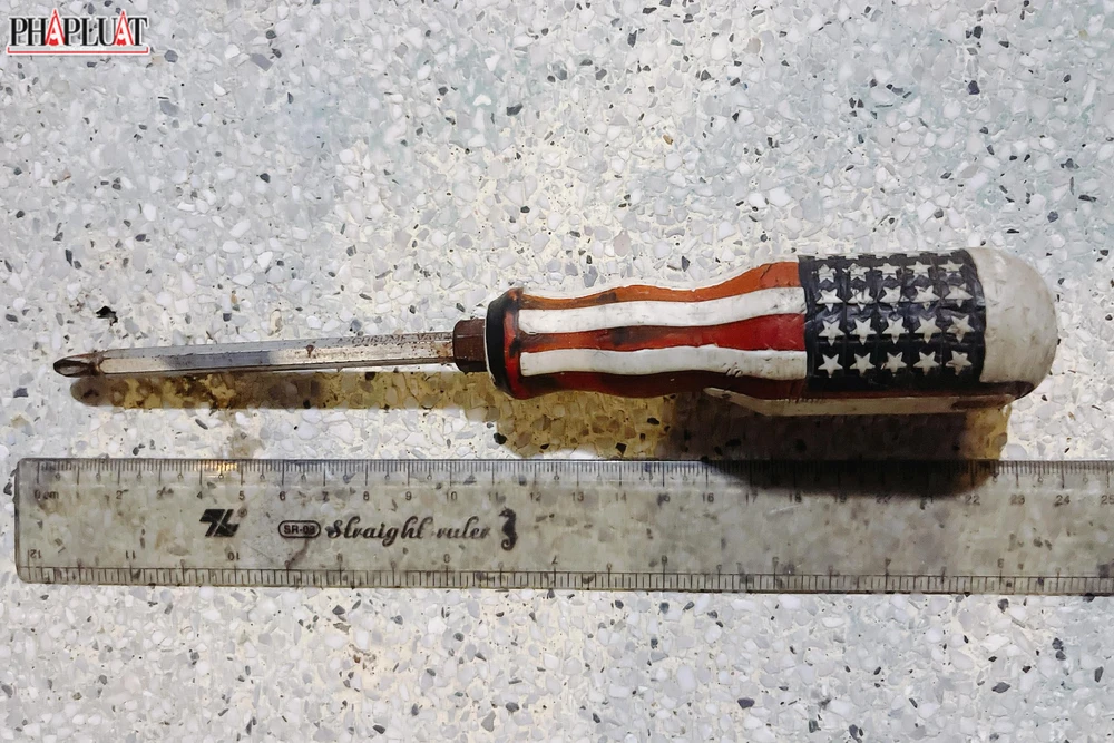 Chiếc tuốc nơ vít Trí dùng để đâm anh D bị công an thu giữ. Ảnh: NT