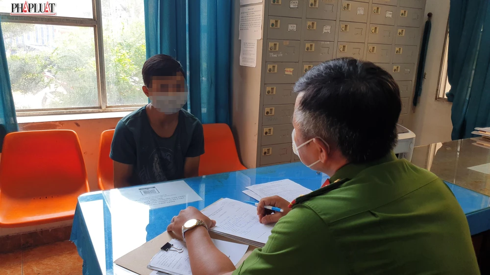 Hiện công an đang lập hồ sơ, xử lý hành chính những người liên quan. Ảnh: NT Hiện công an đang lập hồ sơ, xử lý hành chính những người liên quan. Ảnh: NT