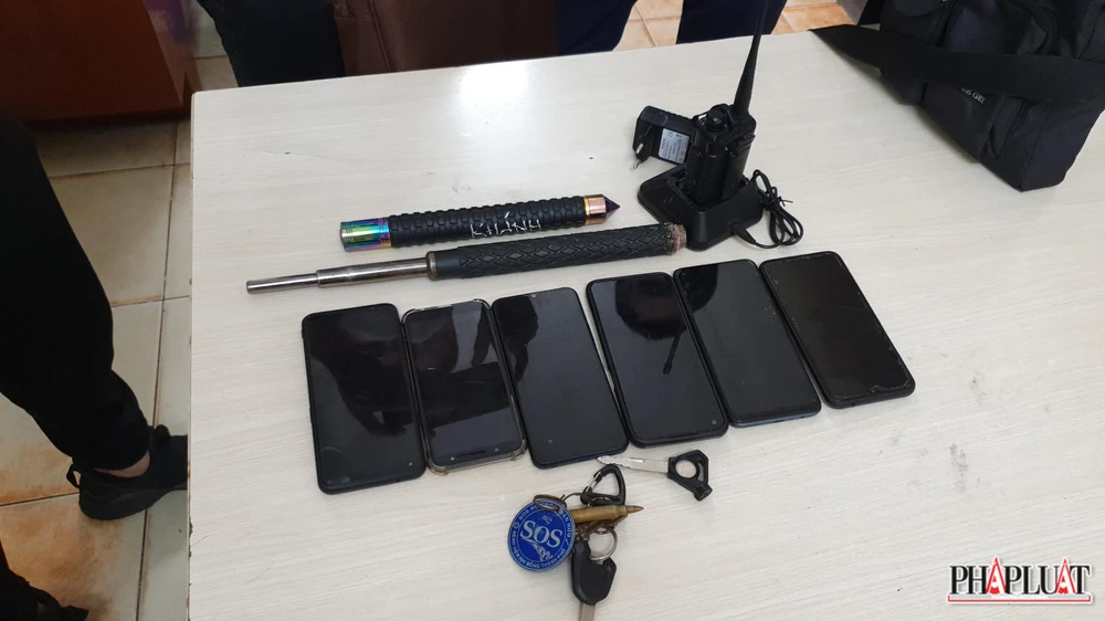 Công an tạm giữ hai cây dũ, bộ đàm... để phục vụ việc xác minh, xử lý. Ảnh: NT Công an tạm giữ hai cây dũ, bộ đàm... để phục vụ việc xác minh, xử lý. Ảnh: NT