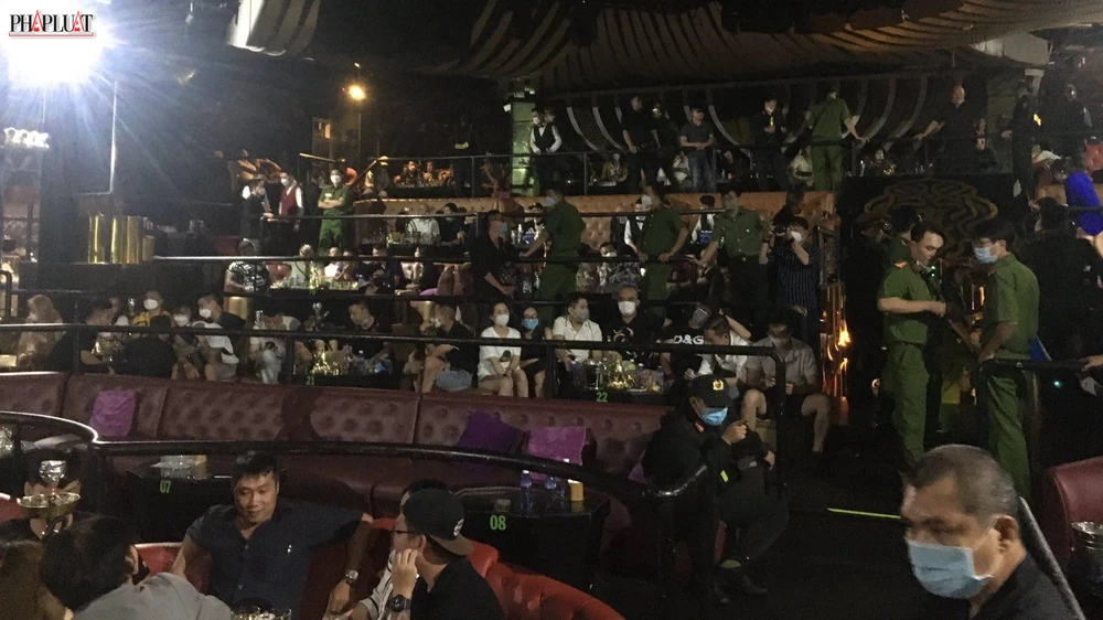 Quán bar bị lập biên bản vi phạm nhiều lỗi. Ảnh: HT