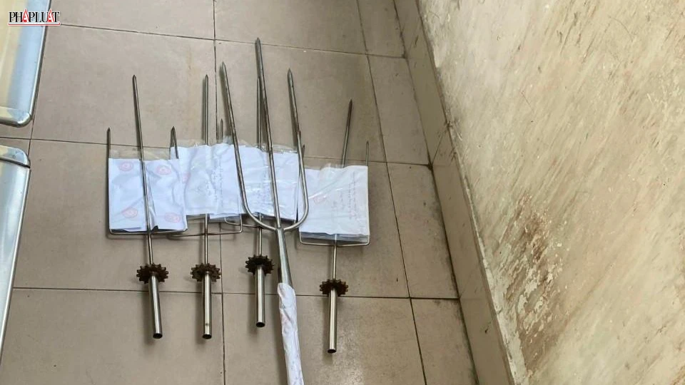 Tang vật gồm bốn cây ba chĩa bị công an thu giữ. Ảnh: HT