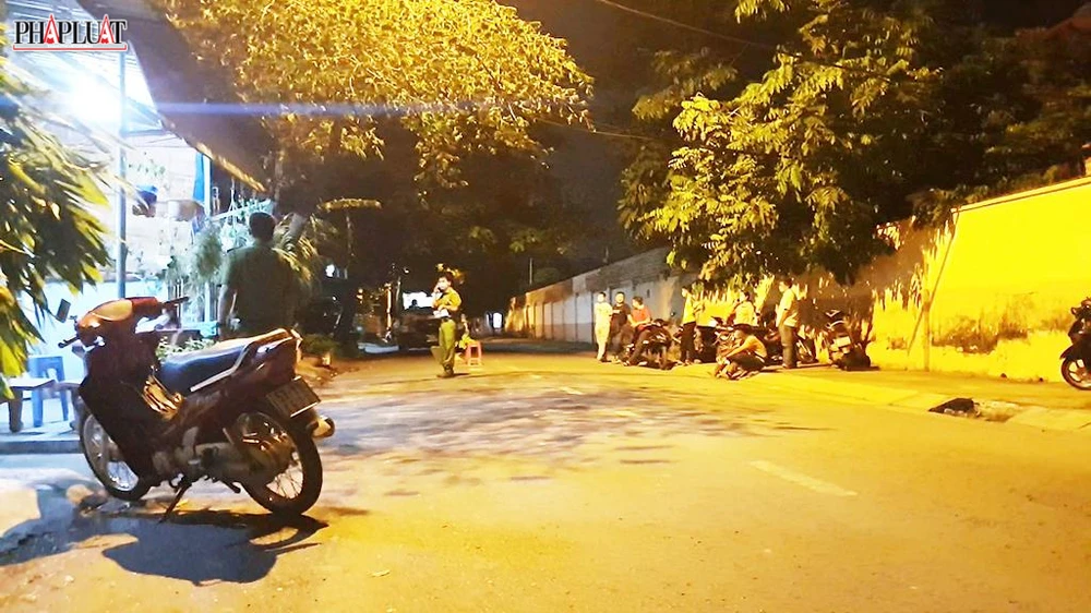 Đến khuya cùng ngày, hiện trường vẫn đang được lực lượng chức năng phong tỏa, khám nghiệm. Ảnh: NT