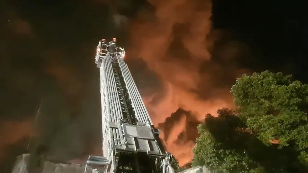 Cảnh sát PCCC huy động nhiều đơn vị phối hợp cùng chữa cháy. Ảnh: CA