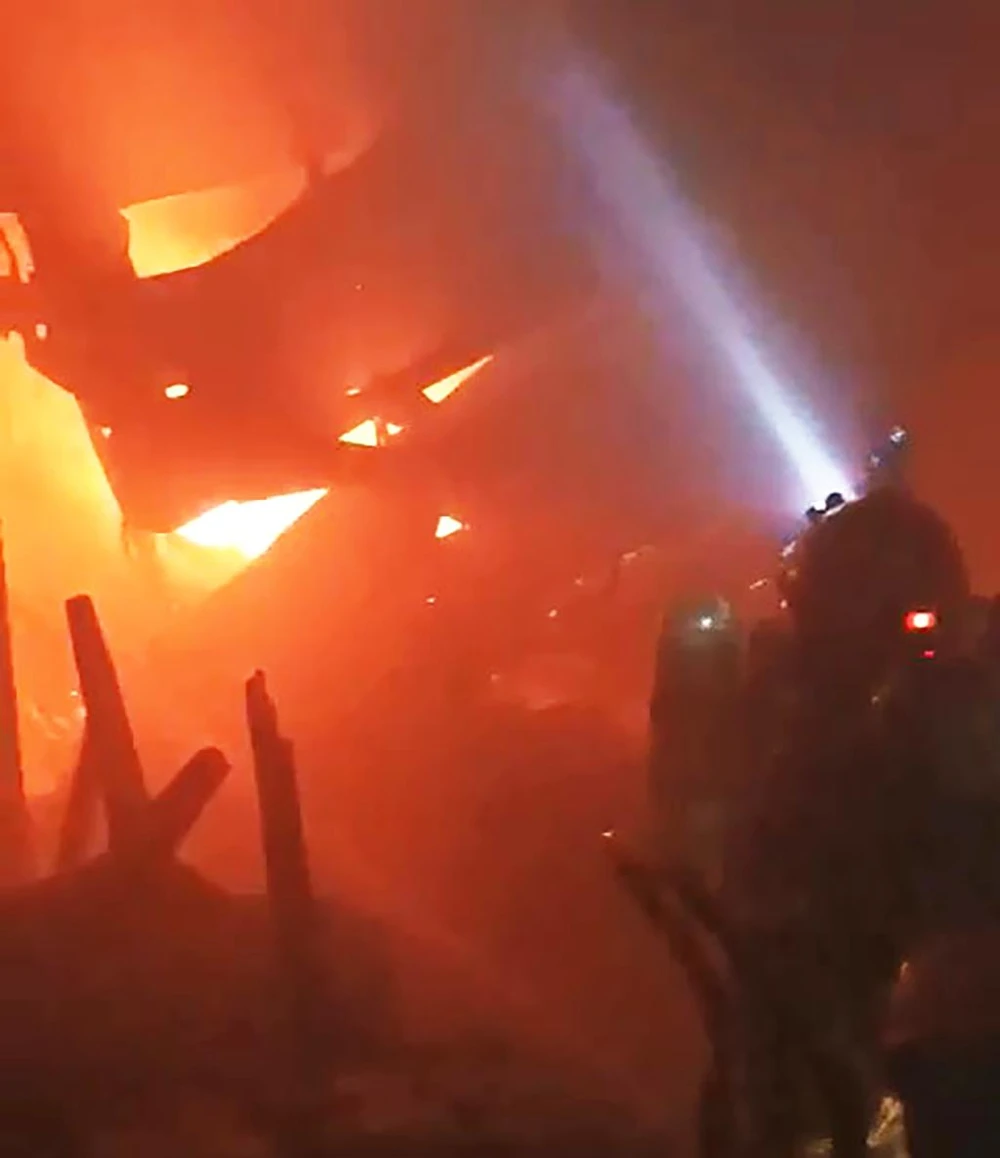 Lửa thiêu rụi nhiều tài sản trên một diện tích chừng 1.000 mét vuông. Ảnh: CA